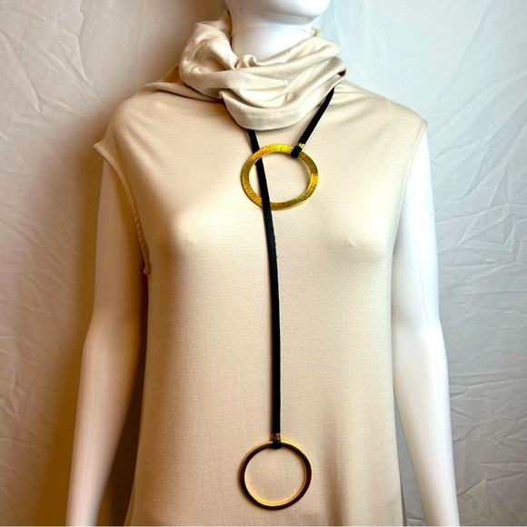 Modern Black leather & hammered brass Clr designer necklace w/Interlocking rings - Picture 5 of 7